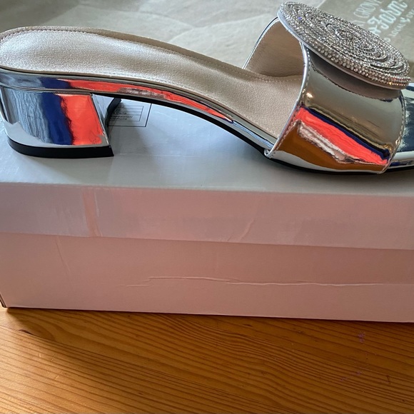 Women Metallic Sandals - Picture 6 of 7